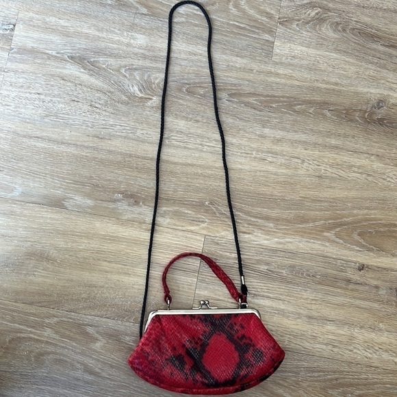 VINTAGE Kathie Lee Red and Black Python Clutch Bag with Strap - Picture 3 of 10